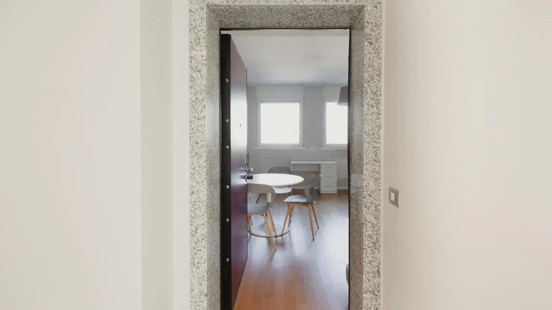 Gohost - Modern Apartments With Private Terrace Near Duomo Milaan