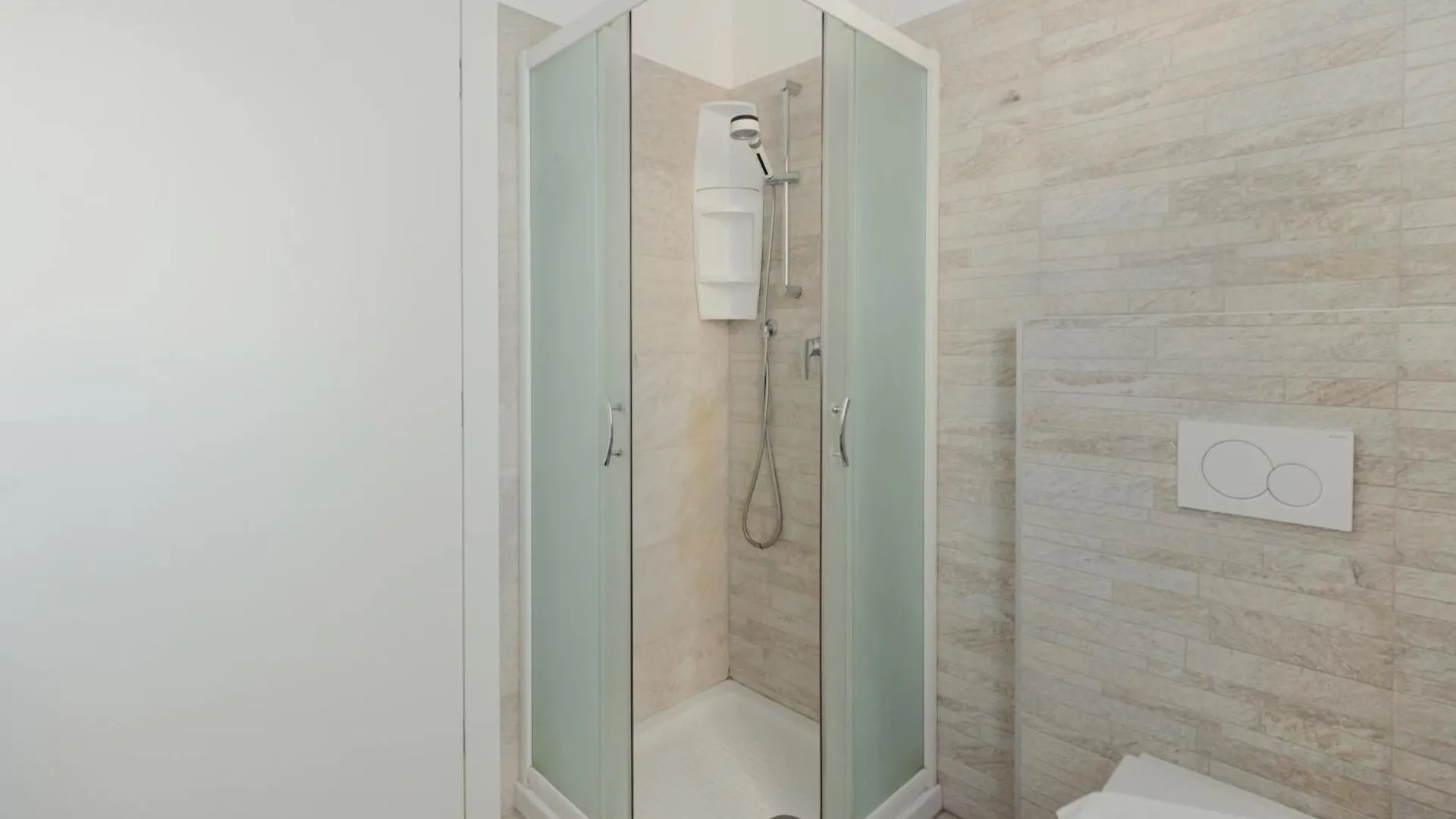 Gohost - Modern Apartments With Private Terrace Near Duomo Milaan Italië