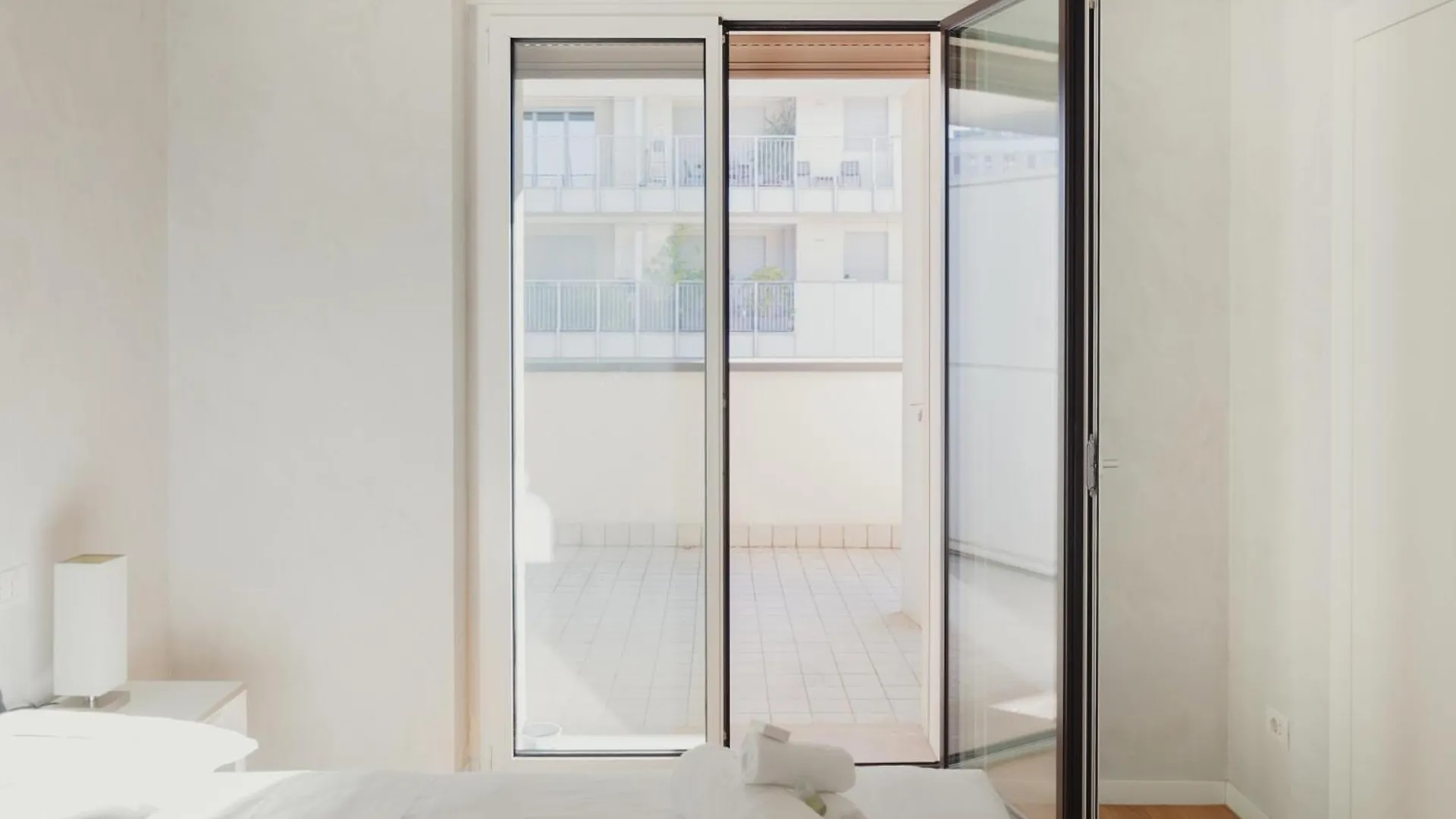 Gohost - Modern Apartments With Private Terrace Near Duomo Milano